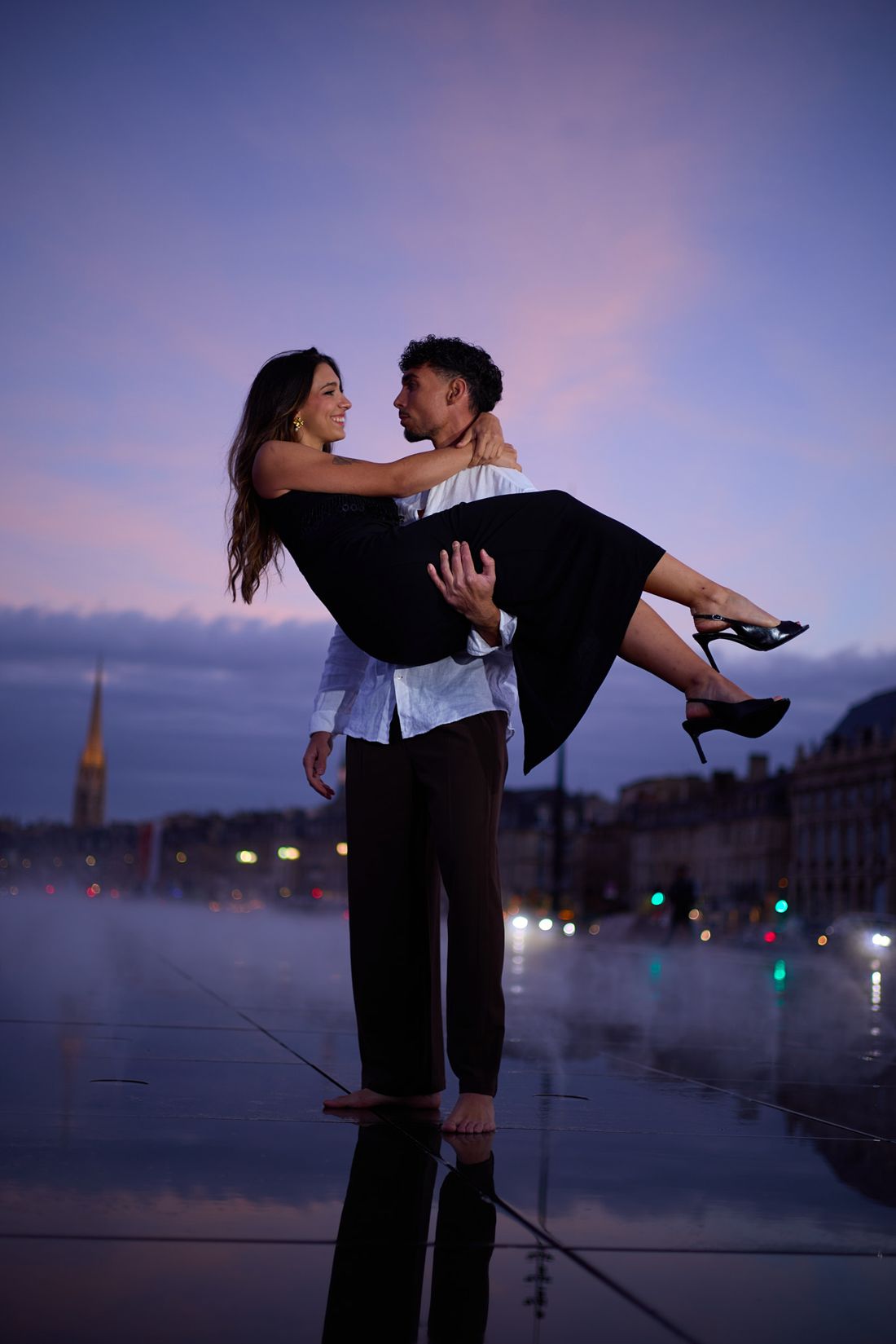 Couple au Miroir d'eau et flèche Saint-Michel